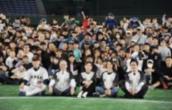 記念撮影での王さんら