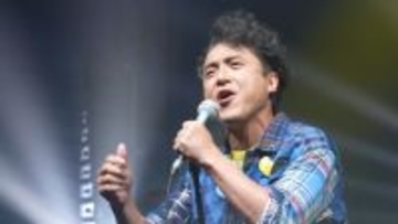 ムロツヨシ、CMで熱唱パフォーマンス