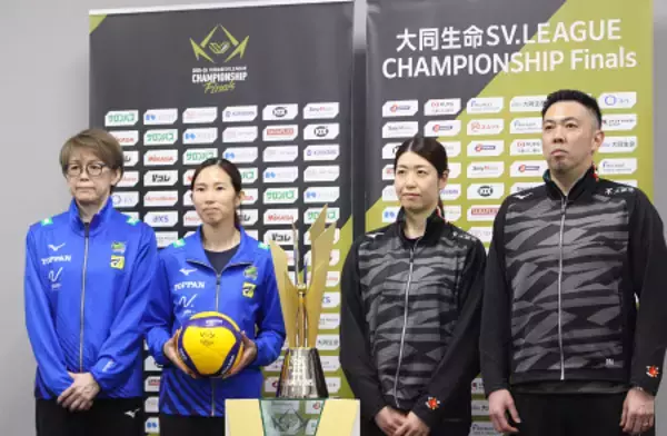 会見に臨む選手ら