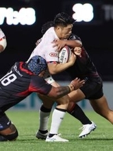 突進する松田