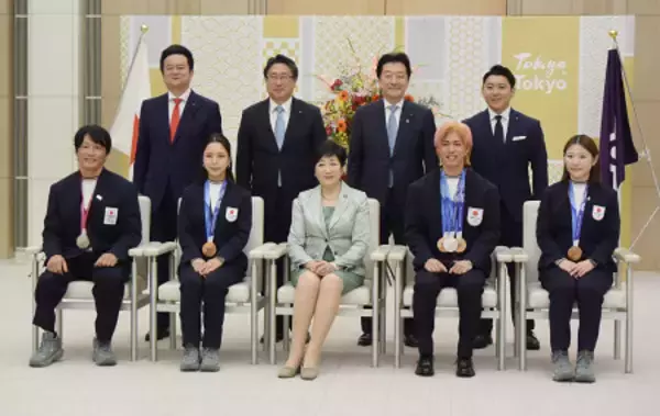 表彰式の二階堂ら