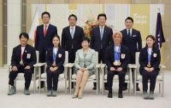 表彰式の二階堂ら