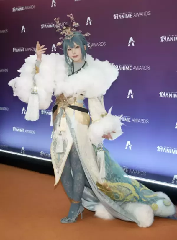 えなこさん、神話の神様の衣装で登場