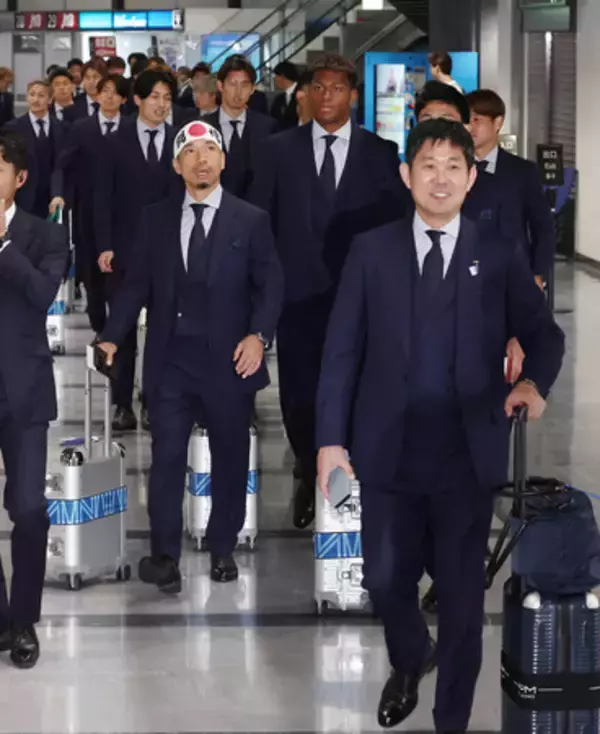 サッカー日本代表、Ｗ杯事前合宿地メキシコへ出発＝長友は鉢巻き、鎌田合流
