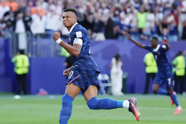 喜ぶエムバペ　Ｗ杯サッカー