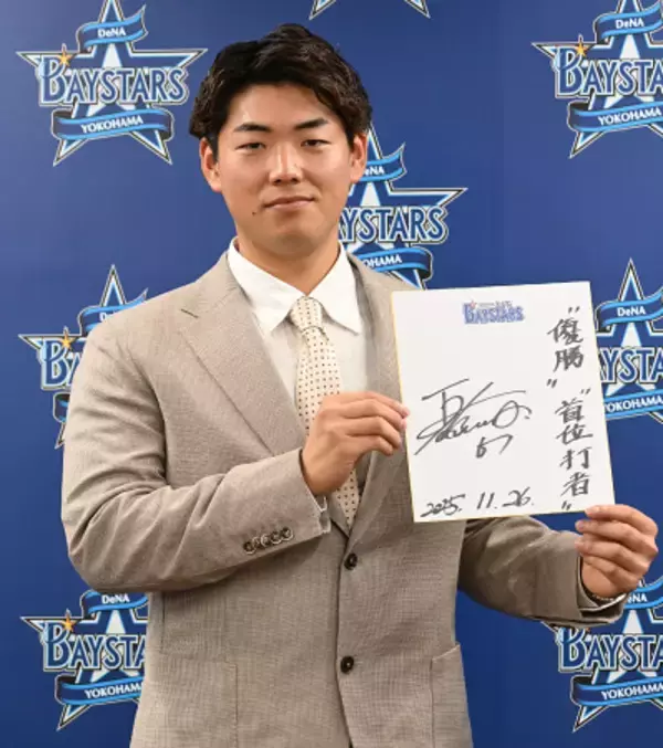 ポーズを取る蝦名　プロ野球