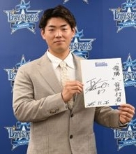 ポーズを取る蝦名　プロ野球