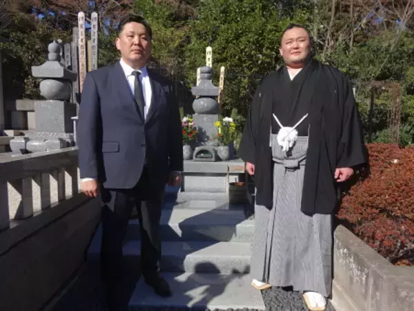 朝乃山、先代親方の墓参り