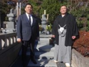 朝乃山、先代親方の墓参り