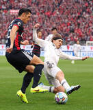 「競り合う植田と遠野　Ｊリーグ」の画像1