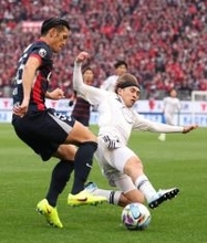 競り合う植田と遠野　Ｊリーグ