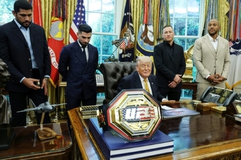 魅力的な男性に執着するトランプ氏、背景に伝統的な男らしさ重んじる「マッチョイズム」