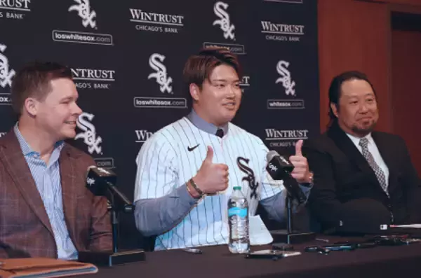 ポーズを取る村上　大リーグ