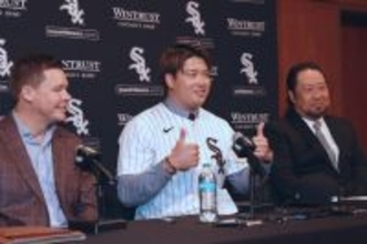 ポーズを取る村上　大リーグ