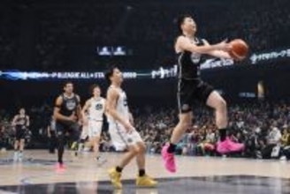 シュートを放つ富永