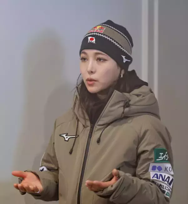 取材に応じる高梨　Ｗ杯ジャンプ女子