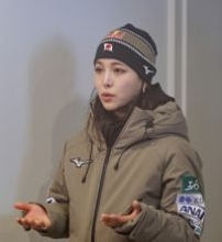 取材に応じる高梨　Ｗ杯ジャンプ女子