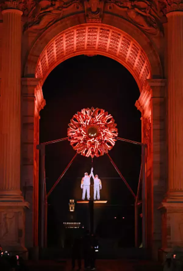 平和の門でともされた聖火　五輪