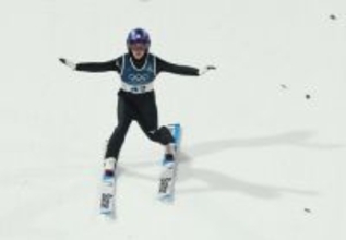 １回目で着地する高梨　五輪