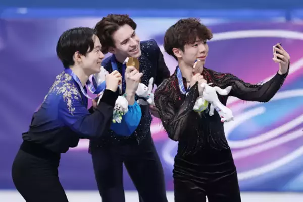 記念撮影する鍵山ら　五輪