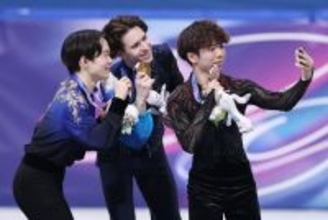 記念撮影する鍵山ら　五輪