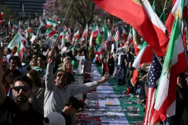 イラン首都に再び響く反体制の声、国外では大規模デモ