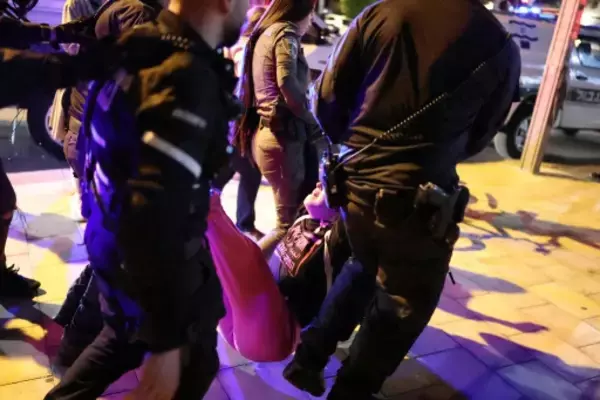 「イスラエル各都市で反戦デモ、治安当局が参加者排除」の画像