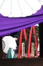 首相、靖国神社に真榊