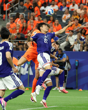 競り合う冨安　Ｗ杯サッカー