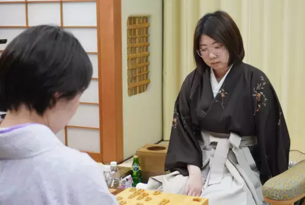 西山女流四冠が先勝　将棋・白玲戦
