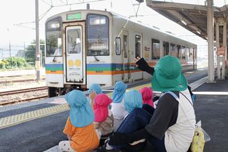 列車に手を振る保育園児ら