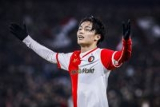 両手を広げる上田　サッカー