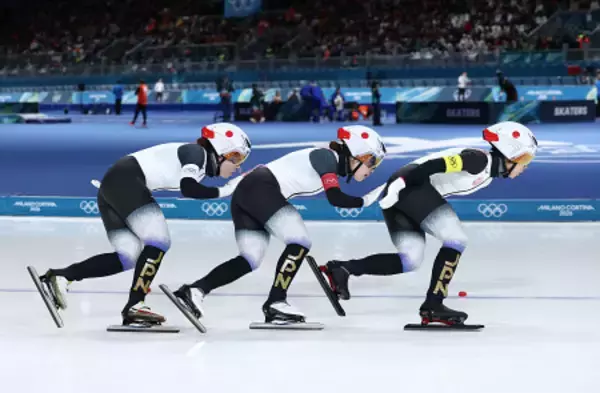 滑走する高木ら　五輪