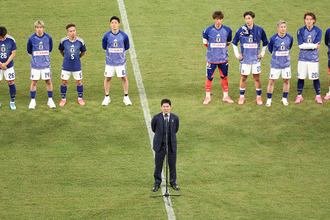 あいさつする森保監督　サッカー