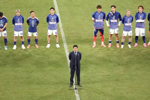 あいさつする森保監督　サッカー