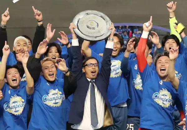 喜ぶ森監督ら　Ｊリーグ