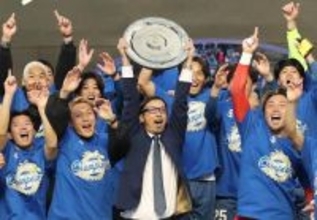 喜ぶ森監督ら　Ｊリーグ