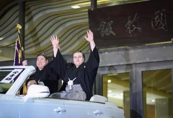 優勝パレードの安青錦