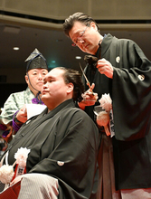 元照ノ富士「頭が軽くなった」＝断髪式に３３０人―大相撲