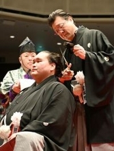 元照ノ富士「頭が軽くなった」＝断髪式に３３０人―大相撲