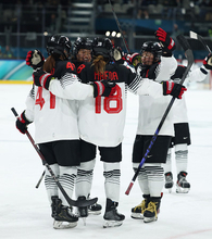 アイスホッケーの日本、白星発進　五輪
