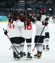 アイスホッケーの日本、白星発進　五輪