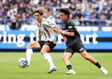 「競り合う大迫と初瀬　Ｊリーグ」の画像1