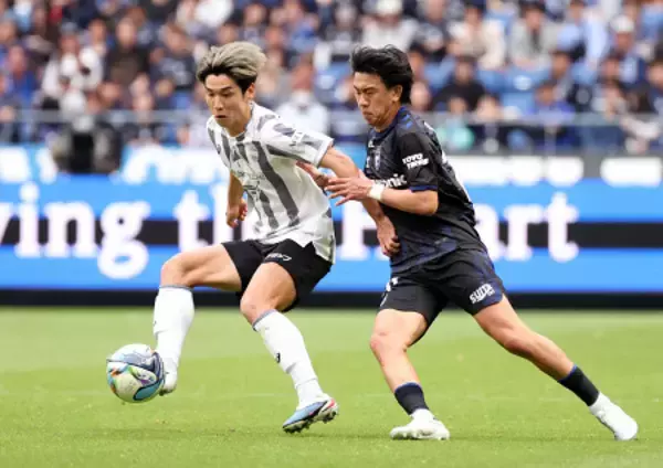 競り合う大迫と初瀬　Ｊリーグ