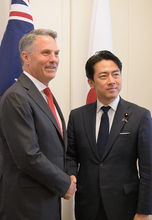 日豪防衛相が会談