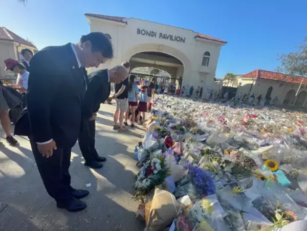 堀井副大臣、銃撃現場で献花