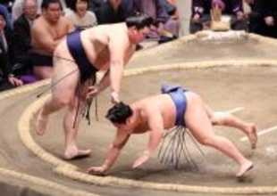 両横綱が５勝目＝大相撲初場所６日目