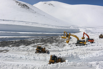 アルペンルートで除雪進む