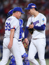 降板する高橋宏と井上監督　プロ野球