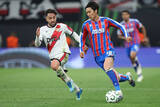 「ボールを運ぶ鎌田　サッカー」の画像1
